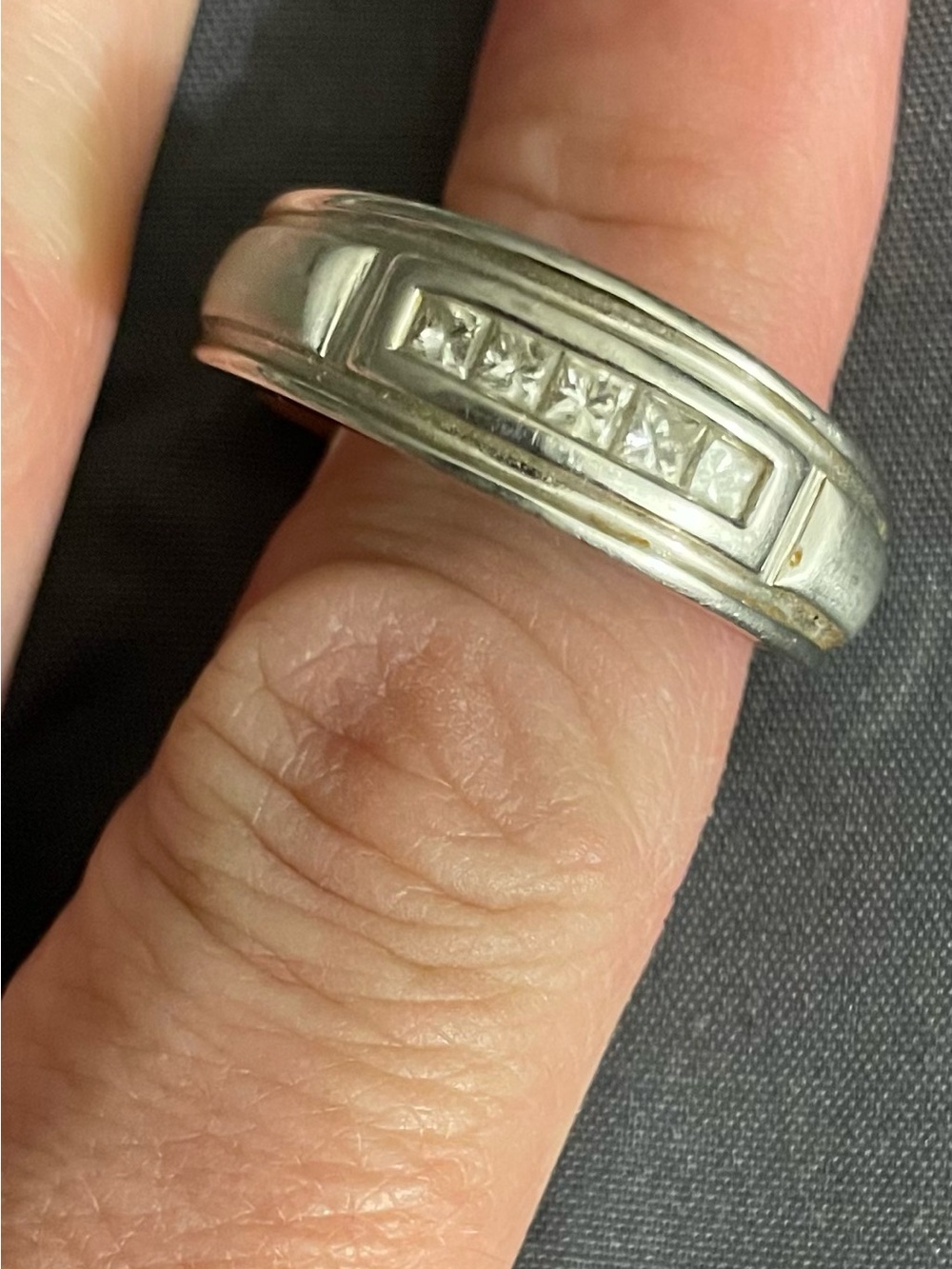 10K White Gold men’s ring. Weighing a little over 5 grams in weight.